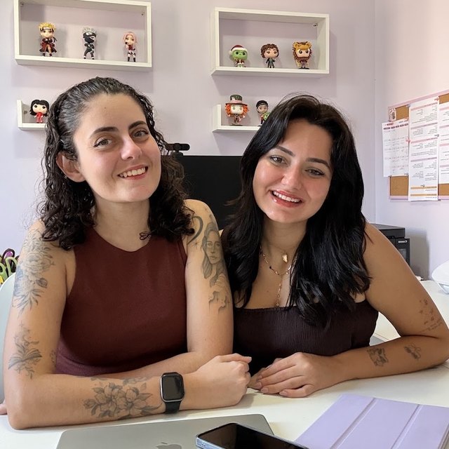 Isabela e Giovana, irmãs e fundadoras da Somnium Negócios Criativos, sorrindo lado a lado